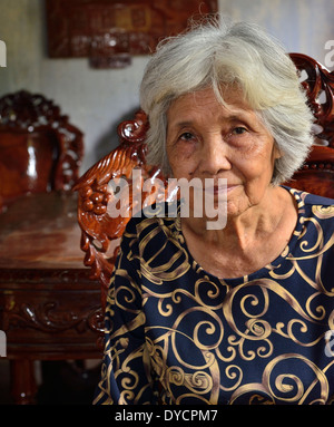 Il piccolo Yi Layieng di 67 anni si pose all'interno della prima stanza della casa di pét con pareti in gesso a Wat Kor, Battambang, Cambogia Foto Stock