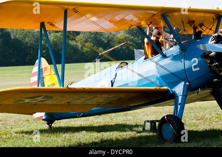 Un vintage bi-plane ottenere pronto per decollare in un air show in Bealeton, Virginia Foto Stock