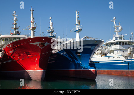 Prua a bulbo o lampadina sporgenti e la linea di galleggiamento CHRISTINA S FR 224 & 'KINGS CROSS' FR 380 scozzese flotta pelagica delle navi nel porto di Fraserburgh, Scotland, Regno Unito Foto Stock