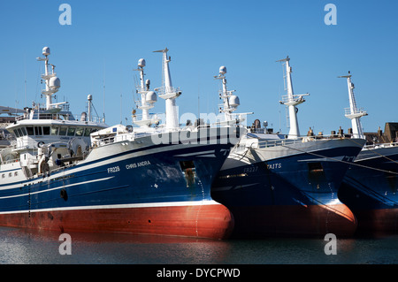 Prua a bulbo o lampadina sporgenti e la linea di galleggiamento; Scottish flotta pelagica delle navi nel porto di Fraserburgh, Scotland, Regno Unito Foto Stock