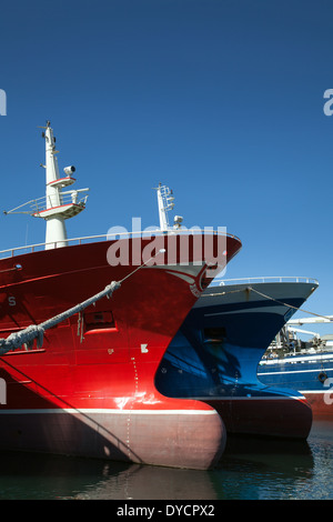 Prua a bulbo o lampadina sporgenti e la linea di galleggiamento CHRISTINA S FR 224 & 'KINGS CROSS' FR 380. Pesca pelagica scozzese flotta delle navi nel porto di Fraserburgh, Scozia, Foto Stock