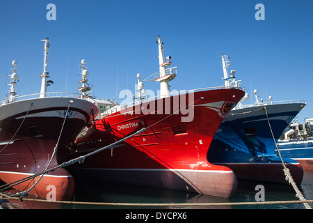 Prua a bulbo o lampadina sporgenti e la linea di galleggiamento CHRISTINA S FR 224 & 'KINGS CROSS' FR 380 scozzese flotta pelagica delle navi nel porto di Fraserburgh, Scotland, Regno Unito Foto Stock