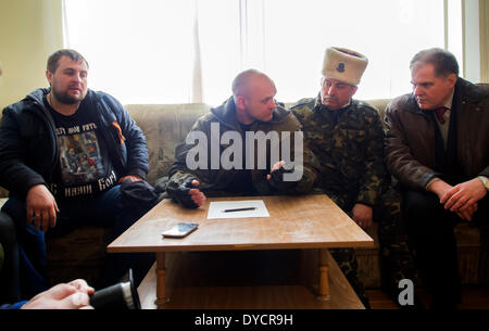 Lugansk, Ucraina. Xiv Apr, 2014. I rappresentanti della pro-russo attivisti che sequestrati ucraino ufficio regionale del servizio di sicurezza in Lugansk, presente le loro esigenze vice capo dell'amministrazione regionale Sergei Tikhanovski, estrema destra sul lettino, in ucraino amministrazione regionale edificio. Sono venuti accompagnati da circa duecento dei loro sostenitori --- armati pro-russo militanti rintanato in ucraino ufficio regionale del servizio di sicurezza in Lugansk e ha rifiutato di rinunciare alle loro braccia e si è impegnato a combattere eventuali sforzi da parte dello stato per rimuoverli. © Igor Foto Stock