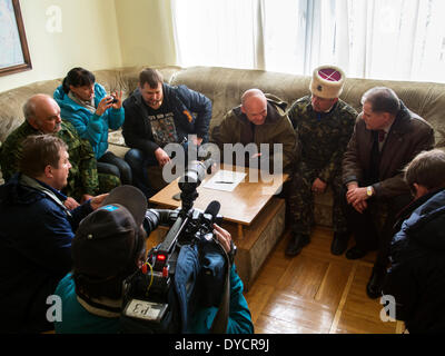 Lugansk, Ucraina. Xiv Apr, 2014. I rappresentanti della pro-russo attivisti che sequestrati ucraino ufficio regionale del servizio di sicurezza in Lugansk, presente le loro esigenze vice capo dell'amministrazione regionale Sergei Tikhanovski, estrema destra sul lettino, in ucraino amministrazione regionale edificio. Sono venuti accompagnati da circa duecento dei loro sostenitori --- armati pro-russo militanti rintanato in ucraino ufficio regionale del servizio di sicurezza in Lugansk e ha rifiutato di rinunciare alle loro braccia e si è impegnato a combattere eventuali sforzi da parte dello stato per rimuoverli. © Igor Foto Stock