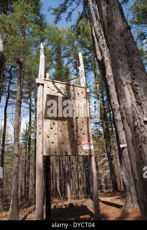 North Adams (Massachusetts) Downing Memorial ad alta fune ha corso una torre di legno con una parete di arrampicata utilizzati per costruire un clima di fiducia. Foto Stock