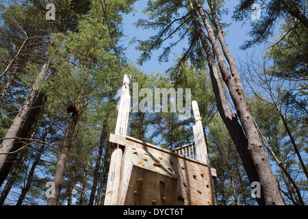 North Adams (Massachusetts) Downing Memorial ad alta fune ha corso una torre di legno con una parete di arrampicata utilizzati per costruire un clima di fiducia. Foto Stock