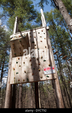 North Adams (Massachusetts) Downing Memorial ad alta fune ha corso una torre di legno con una parete di arrampicata, utilizzati per costruire un clima di fiducia. Foto Stock