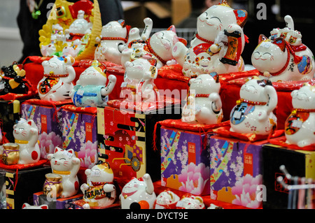 Giapponese fortunato gatti per la vendita su un mercato in stallo Foto Stock