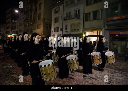 Gruppo dei cosiddetti Waggis con tamburi a piedi attraverso le strade al Carnevale di Basilea in Svizzera. Foto Stock