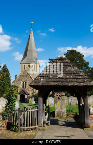 La Chiesa di San Giacomo e lych gate nel villaggio di Shere, Surrey, Regno Unito Foto Stock