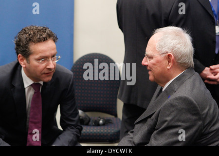 Il Ministro delle finanze tedesco Wolfgang Schaeuble parlare con Jeroen Dijsselbloem( Presidente dell' Eurogruppo) in occasione della riunione informale dei Ministri degli affari economici e finanziari presso la Sala Zappeion ad Atene. Europea e della zona euro i ministri delle finanze si incontrano e organizzare conferenze stampa oggi ad Atene Foto Stock