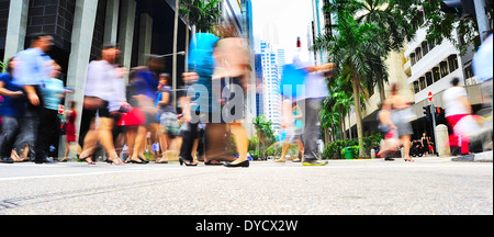 Gli imprenditori non identificato che attraversa la strada di Singapore. Foto Stock