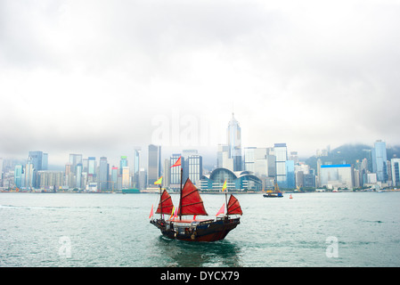 Vista su Hong Kong downtown dal mare con il cinese tradizionale barca a vela Foto Stock