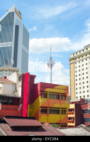 Architettura di Chinatown e la Torre KL di Kuala Lumpur in Malesia Foto Stock