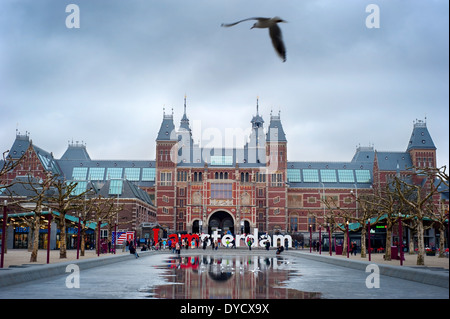 Il Rijksmuseum Amsterdam museum area con le parole IAMSTERDAM. Foto Stock