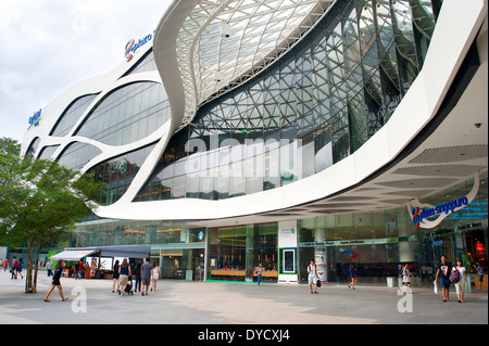 People shopping a Plaza Singapore. Plaza Singapore è un moderno centro commerciale situato lungo la Orchard Road, Singapore Foto Stock