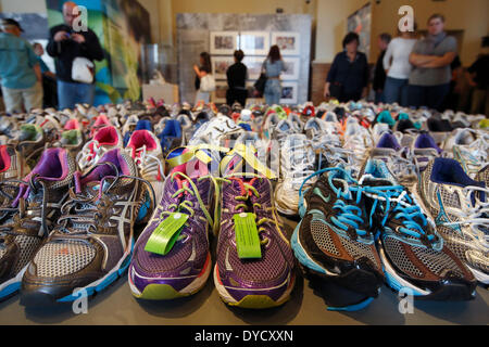Boston, Massachusetts, STATI UNITI D'AMERICA, 14 aprile 2014. Una collezione di scarpe da corsa è in mostra presso la maratona Memorial presentano in Boston Public Library. Martedì segna il primo anniversario della Maratona di Boston di bombardamenti. Foto Stock