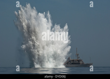 US Navy Avenger-classe contromisure mine nave USS Gladiator durante una miniera contromisure esercizio Aprile 6, 2010. Foto Stock