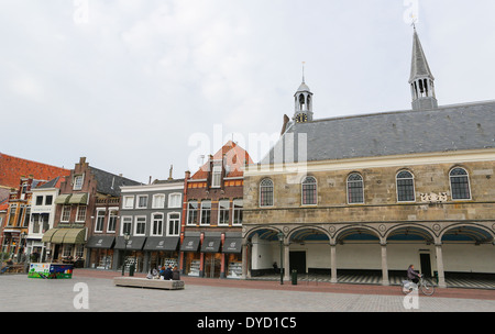 Havenplein nella piccola città di Zierikzee sulla ex isola Schouwen nella provincia della Zeeland, Paesi Bassi. Foto Stock