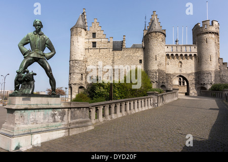 Lange Wapper statua e Castello di Anversa AKA Steen (pietra). Foto Stock
