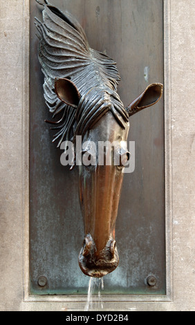 La scultura in bronzo di una testa di cavallo, fontana, Bruges, Belgio Foto Stock