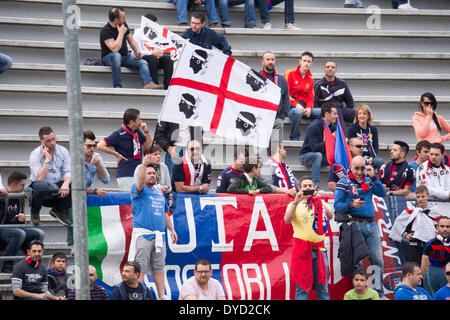 Reggio Emilia, Italia. Xii Apr, 2014. Cagliari tifosi di calcio/calcetto : Italiano 'Serie A' match tra noi Sassuolo 1-1 Cagliari a Mapei Stadium di Reggio Emilia, Italia . © Maurizio Borsari/AFLO/Alamy Live News Foto Stock