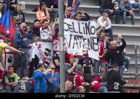 Reggio Emilia, Italia. Xii Apr, 2014. Cagliari tifosi di calcio/calcetto : Italiano 'Serie A' match tra noi Sassuolo 1-1 Cagliari a Mapei Stadium di Reggio Emilia, Italia . © Maurizio Borsari/AFLO/Alamy Live News Foto Stock