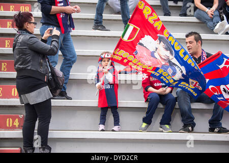 Reggio Emilia, Italia. Xii Apr, 2014. Cagliari i ragazzi appassionati di calcio/calcetto : Italiano 'Serie A' match tra noi Sassuolo 1-1 Cagliari a Mapei Stadium di Reggio Emilia, Italia . © Maurizio Borsari/AFLO/Alamy Live News Foto Stock