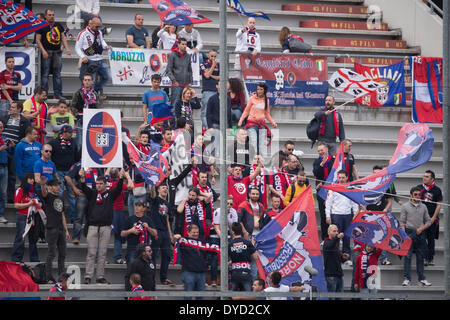 Reggio Emilia, Italia. Xii Apr, 2014. Cagliari tifosi di calcio/calcetto : Italiano 'Serie A' match tra noi Sassuolo 1-1 Cagliari a Mapei Stadium di Reggio Emilia, Italia . © Maurizio Borsari/AFLO/Alamy Live News Foto Stock