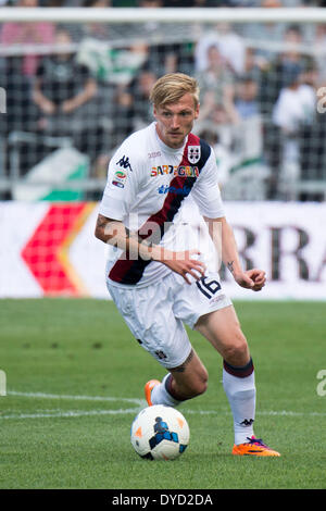 Reggio Emilia, Italia. Xii Apr, 2014. Sebastian Eriksson (Cagliari) Calcio/Calcetto : Italiano 'Serie A' match tra noi Sassuolo 1-1 Cagliari a Mapei Stadium di Reggio Emilia, Italia . © Maurizio Borsari/AFLO/Alamy Live News Foto Stock