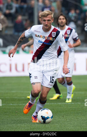 Reggio Emilia, Italia. Xii Apr, 2014. Sebastian Eriksson (Cagliari) Calcio/Calcetto : Italiano 'Serie A' match tra noi Sassuolo 1-1 Cagliari a Mapei Stadium di Reggio Emilia, Italia . © Maurizio Borsari/AFLO/Alamy Live News Foto Stock