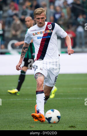 Reggio Emilia, Italia. Xii Apr, 2014. Sebastian Eriksson (Cagliari) Calcio/Calcetto : Italiano 'Serie A' match tra noi Sassuolo 1-1 Cagliari a Mapei Stadium di Reggio Emilia, Italia . © Maurizio Borsari/AFLO/Alamy Live News Foto Stock