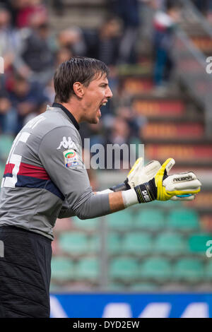 Reggio Emilia, Italia. Xii Apr, 2014. Vlada Avramov (Cagliari) Calcio/Calcetto : Italiano 'Serie A' match tra noi Sassuolo 1-1 Cagliari a Mapei Stadium di Reggio Emilia, Italia . © Maurizio Borsari/AFLO/Alamy Live News Foto Stock