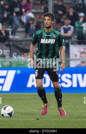 Reggio Emilia, Italia. Xii Apr, 2014. Lorenzo Ariaudo (Sassuolo) Calcio/Calcetto : Italiano 'Serie A' match tra noi Sassuolo 1-1 Cagliari a Mapei Stadium di Reggio Emilia, Italia . © Maurizio Borsari/AFLO/Alamy Live News Foto Stock