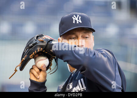 Bronx, New York, Stati Uniti d'America. Decimo Apr, 2014. Derek Jeter (Yankees) MLB : Derek Jeter dei New York Yankees durante la pratica prima che la partita di baseball contro il Baltimore Orioles allo Yankee Stadium nel Bronx, New York, Stati Uniti . © Thomas Anderson/AFLO/Alamy Live News Foto Stock