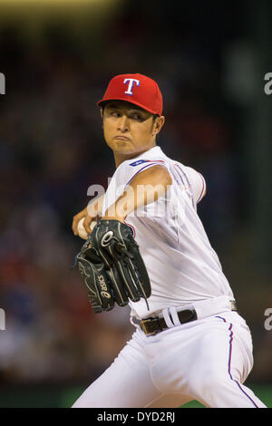 Arlington, Texas, Stati Uniti d'America. Xi Apr, 2014. Yu Darvish (rangers) MLB : Yu Darvish del Texas Rangers piazzole durante la partita di baseball contro Houston Astros a Rangers Ballpark in Arlington in Arlington, Texas, Stati Uniti . © Thomas Anderson/AFLO/Alamy Live News Foto Stock