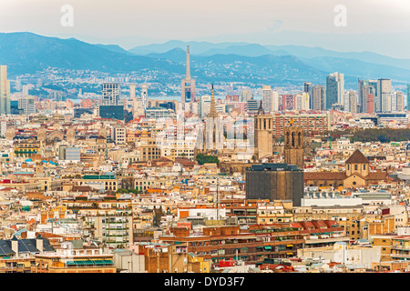 Barcellona, Spagna - 23 novembre: vista aerea a Barcellona il 23 novembre 2013. Ghotic Cattedrale e moderni edifici sul retro Foto Stock