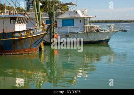 Florida Port Charlotte Harbour, Placida, Gasparilla Sound, Golfo del Messico, Seminole Trader, peschereccio commerciale, barca, arrugginito, molo, visitatori viaggio trave Foto Stock