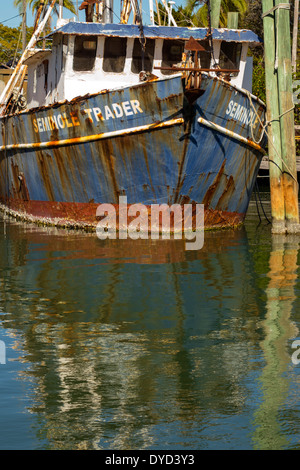 Florida Port Charlotte Harbour, Placida, Gasparilla Sound, Golfo del Messico, Seminole Trader, peschereccio commerciale, barca, arrugginito, molo, visitatori viaggio trave Foto Stock