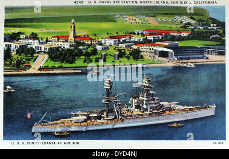 Questa immagine raffigura la USS Pennsylvania (BB-38), una nave da battaglia classe Pennsylvania della US Navy, ancorata a North Island, San Diego. Mostra la forza e le dimensioni di questa nave da guerra dell'era della seconda guerra mondiale. Foto Stock