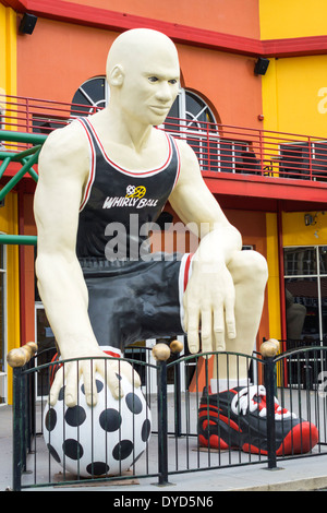 Orlando Florida, International Drive, Whirly Dome, gigante, scultura, statua, neri africani africani minoranza etnica, adulti adulti uomo uomini maschio, basketb Foto Stock