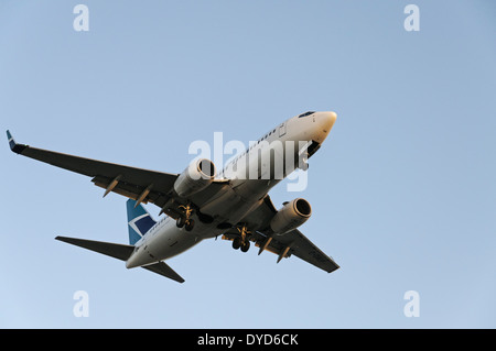 Un Westjet Airlines Boeing 737 (737-700) corpo stretto jetliner sull approccio finale per l'atterraggio all'Aeroporto Internazionale di Vancouver Foto Stock