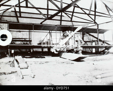 Immagine dal Ray Fife album, che mostra vari aerei progettati da Glenn Curtiss, tra cui il Curtiss Hydro, Curtiss Pusher e Curtiss Triad, pietre miliari della prima aviazione. Foto Stock