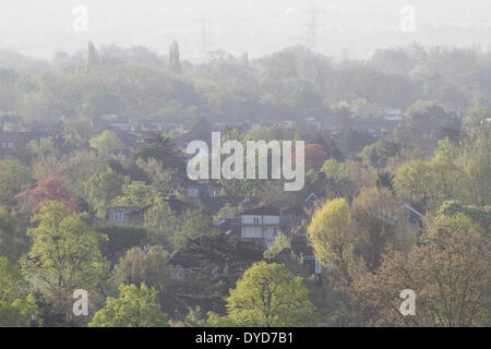 Wimbledon Londra,UK. Il 15 aprile 2014. Una vista generale del sud ovest di Londra durante il sunrise Credito: amer ghazzal/Alamy Live News Foto Stock