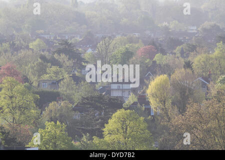 Wimbledon Londra,UK. Il 15 aprile 2014. Una vista generale del sud ovest di Londra durante il sunrise Credito: amer ghazzal/Alamy Live News Foto Stock