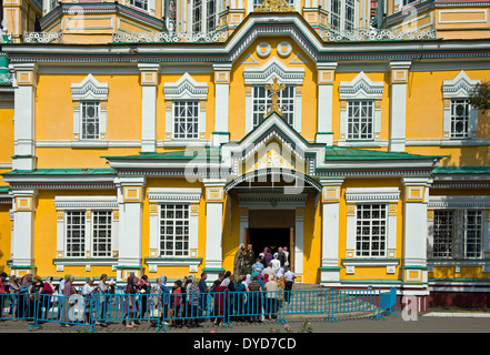 I credenti fodera fino all'ingresso della Cattedrale di ascensione, Cattedrale Zenkov, Almaty, Kazakhstan Foto Stock