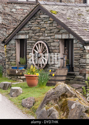 Vecchio cottage tradizionale in ardesia con parete a secco, Elterwater, English Lake District Cumbria, Inghilterra, Regno Unito Foto Stock