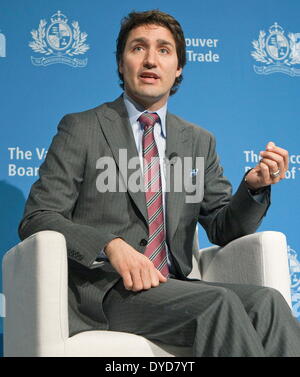 Vancouver, British Columbia, Canada. Xiv Apr, 2014. Liberale federale leader dell opposizione JUSTIN TRUDEAU risponde alle domande dopo aver parlato in corrispondenza di un bordo di Vancouver del commercio il pranzo. Trudeau porterà il suo partito nella prossima elezione federale in 18 mesi. © Heinz Ruckemann/ZUMA filo/ZUMAPRESS.com/Alamy Live News Foto Stock