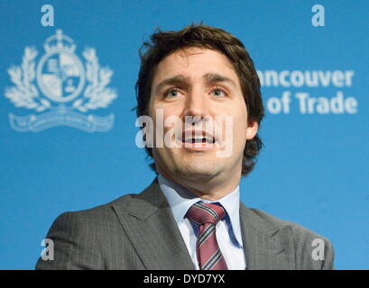 Vancouver, British Columbia, Canada. Xiv Apr, 2014. Liberale federale leader dell opposizione JUSTIN TRUDEAU risponde alle domande dopo aver parlato in corrispondenza di un bordo di Vancouver del commercio il pranzo. Trudeau porterà il suo partito nella prossima elezione federale in 18 mesi. © Heinz Ruckemann/ZUMA filo/ZUMAPRESS.com/Alamy Live News Foto Stock