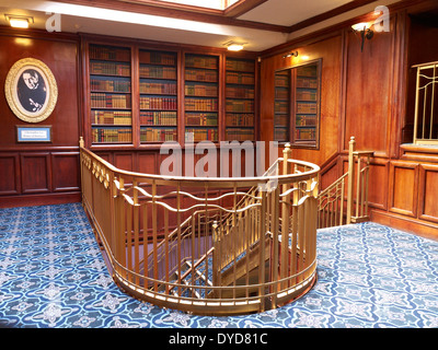 La lobby o foyer in ex Deansgate Picture House, ora la luna sotto l'acqua, un pub Wetherspoon in Manchester REGNO UNITO Foto Stock